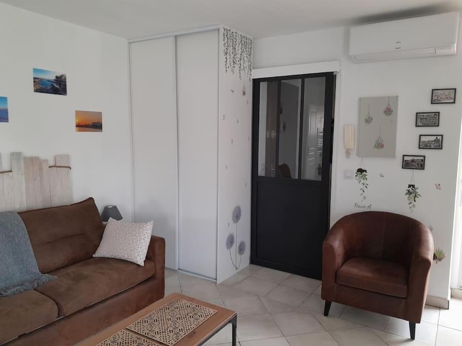 Charmant Studio Lumineux Avec Parking Prive Saint-Raphael  Bagian luar foto